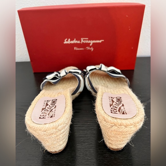 VINTAGE EUC SALVATORE FERRAGAMO WEDGE SZ 9.5 - Picture 2 of 6